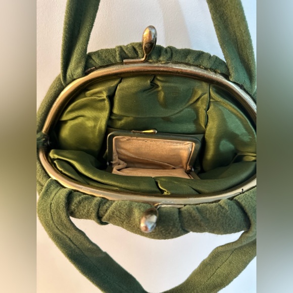 Beautiful Vintage 1960s Green Kisslock Handbag - Picture 6 of 13
